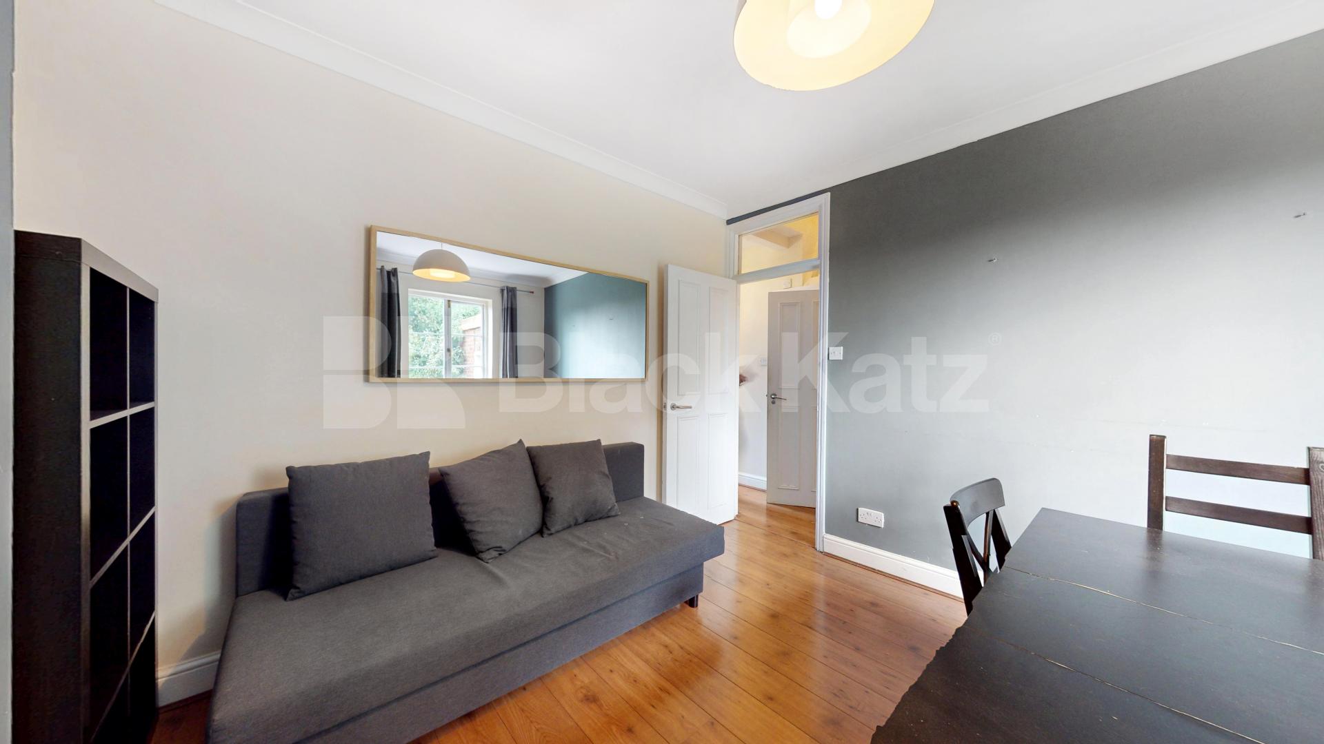 Stylish 3 Bedroom Flat on Quiet Residential Street Rochester Road, Camden
